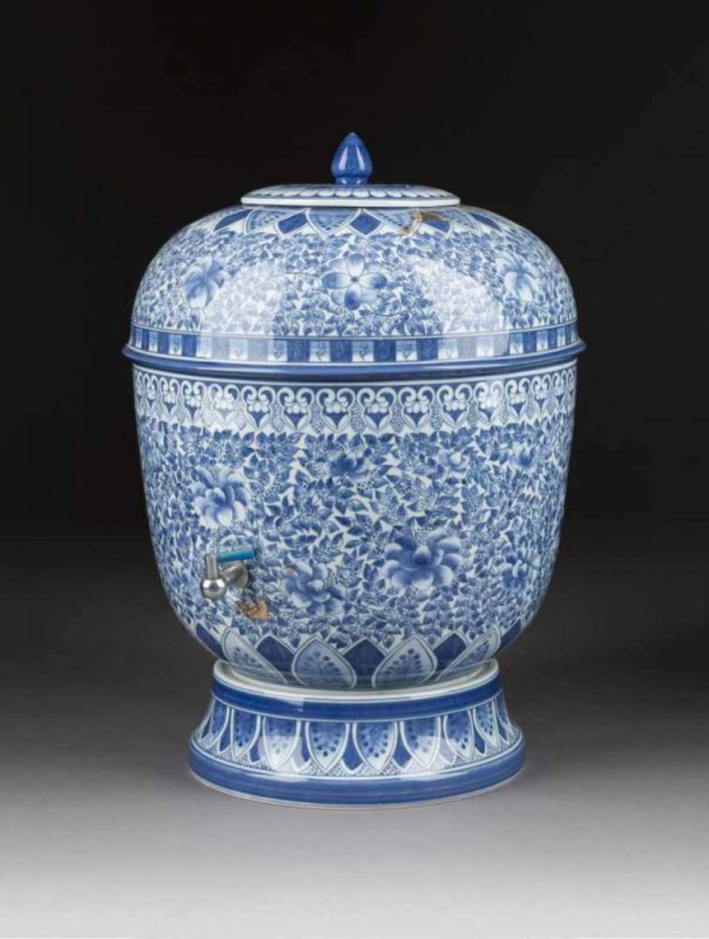 GROßER INGWERTOPF China, Anfang 20. Jh. Porzellan, unterglasurblauer Dekor. Gesamt-H. 59 cm. Auf