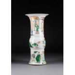 VASE IN FORM 'HUA GU' China, 19. Jh. Porzellan, polychrome Aufglasurbemalung. H. 46,2 cm. Figürliche