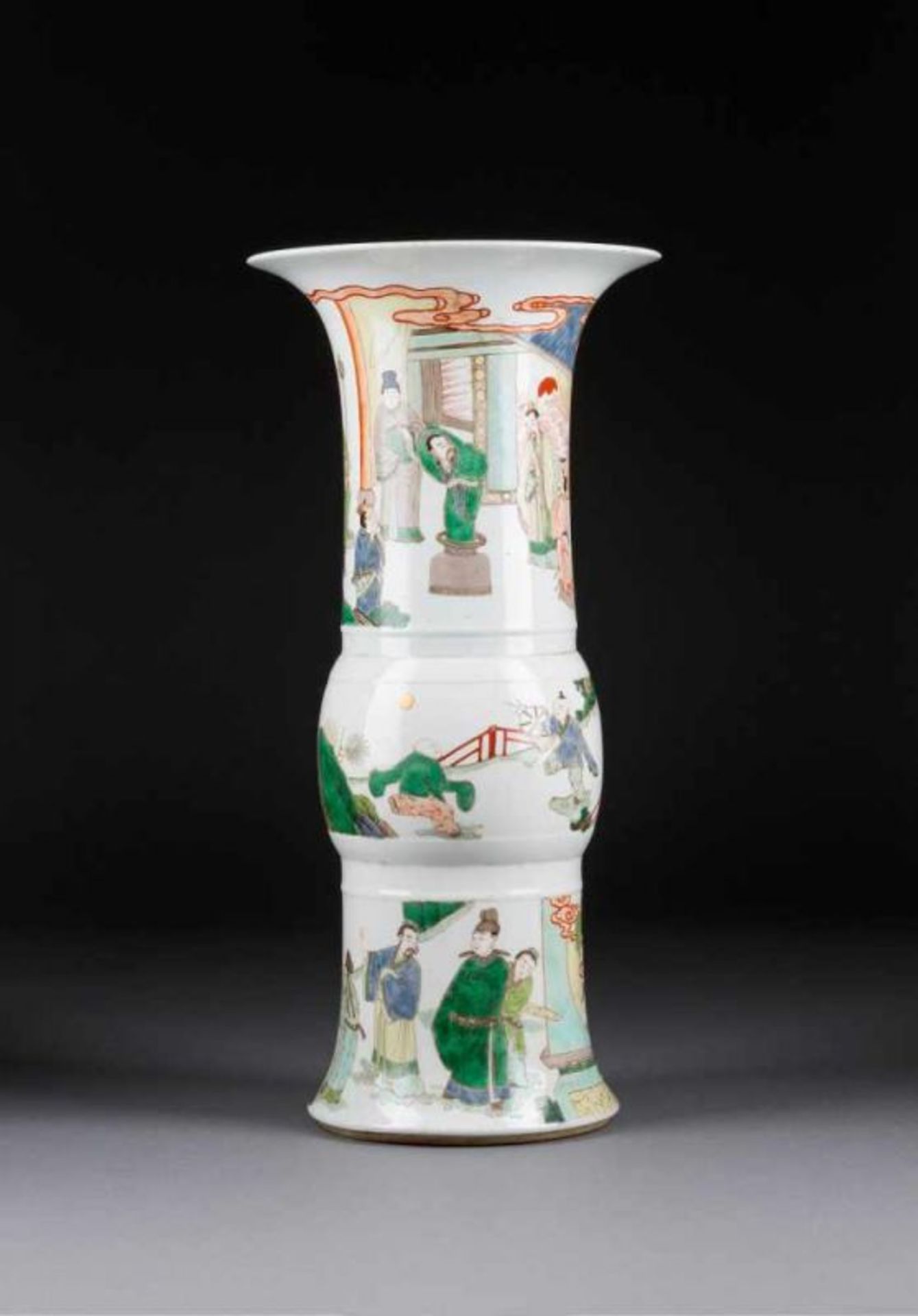 VASE IN FORM 'HUA GU' China, 19. Jh. Porzellan, polychrome Aufglasurbemalung. H. 46,2 cm. Figürliche