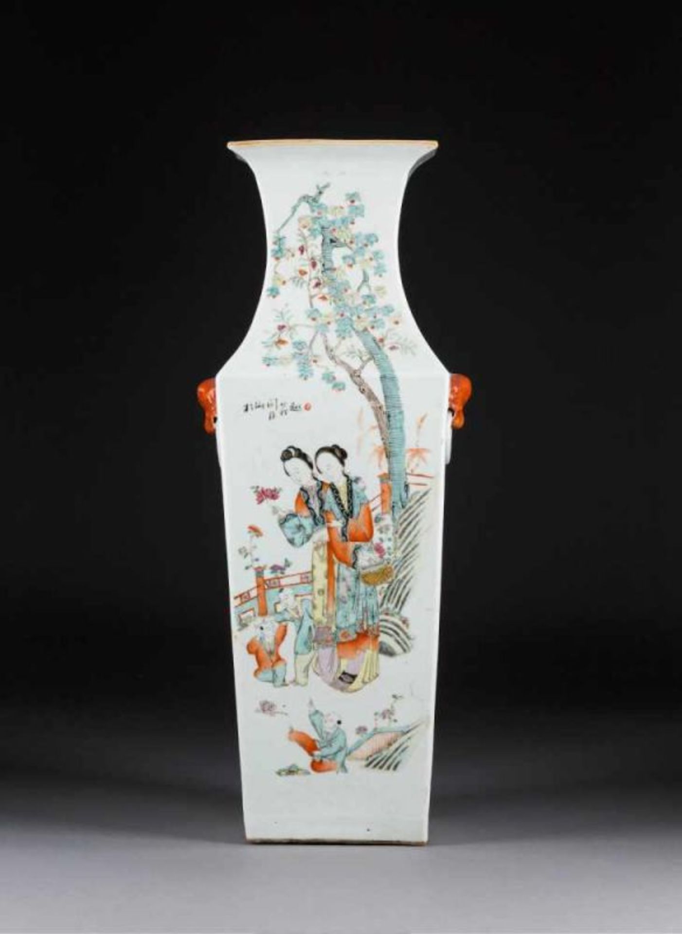 FEINE VIERECKIGE BODENVASE China, um 1900 Porzellan, polychrome Aufglasurbemalung. H. 56,2 cm. Mit - Image 2 of 4