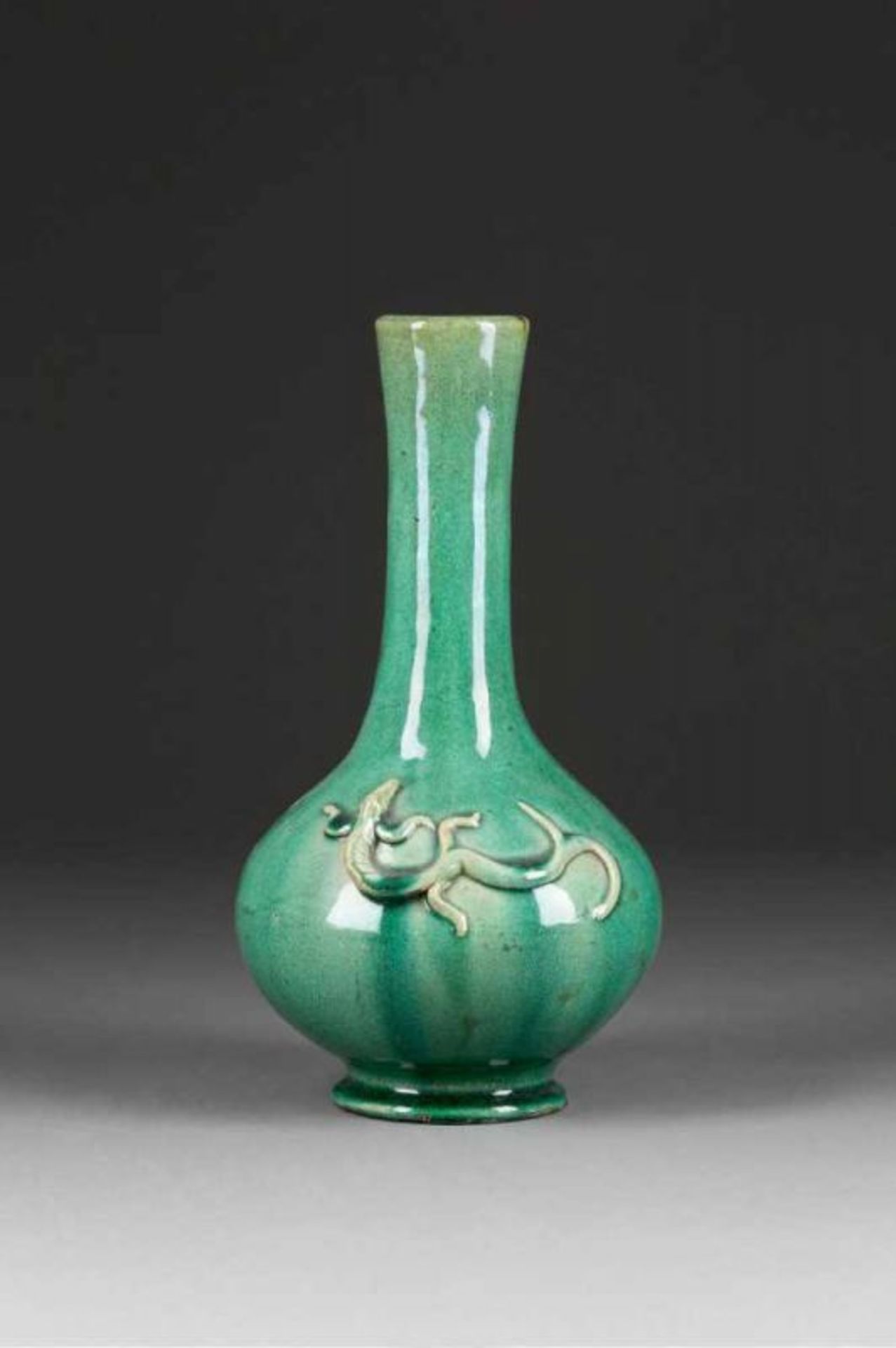 VASE MIT APPLIZIERTEM CHILONG-DEKOR China, wohl 19. Jh. Keramik, feinmaschig craqueliert. H. 33,5