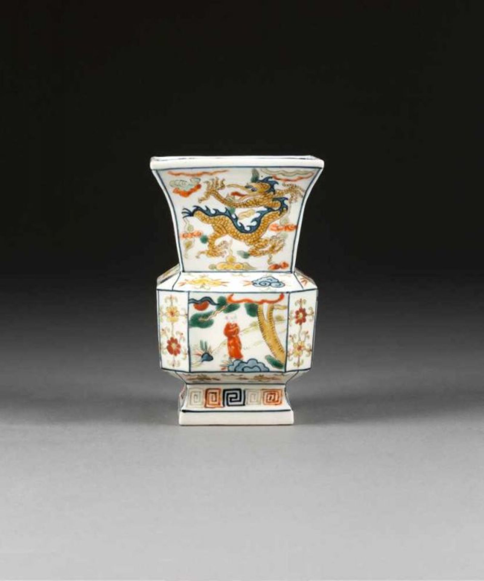 AUßERGEWÖHNLICHE VIERECKIGE WUCAI-VASE China, wohl um 1800 Porzellan, polychrome Bemalung. H. 14 cm.