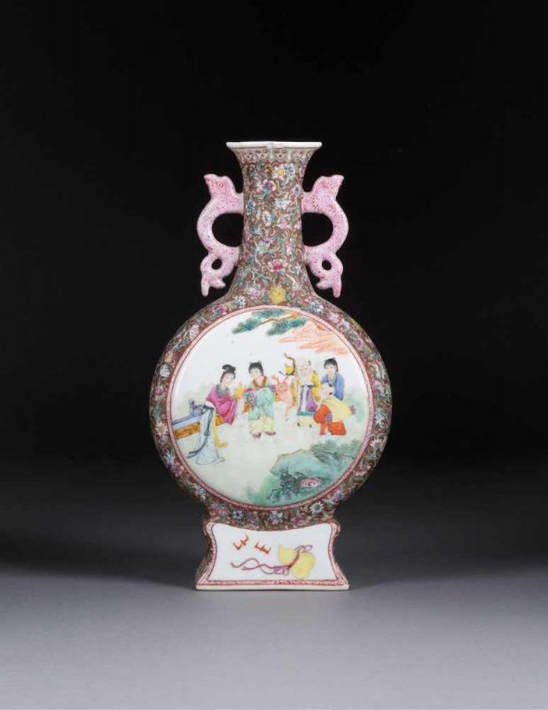 VASE MIT FIGÜRLICHEN SZENEN China, 20. Jh. Porzellan, polychrome Bemalung. H. 34 cm. Im Boden