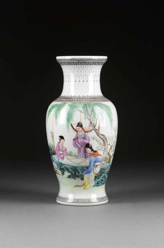 VASE MIT FIGÜRLICHER SZENE China, 20. Jh. Porzellan, polychrome Bemalung. H. 34,5 cm. Im Boden