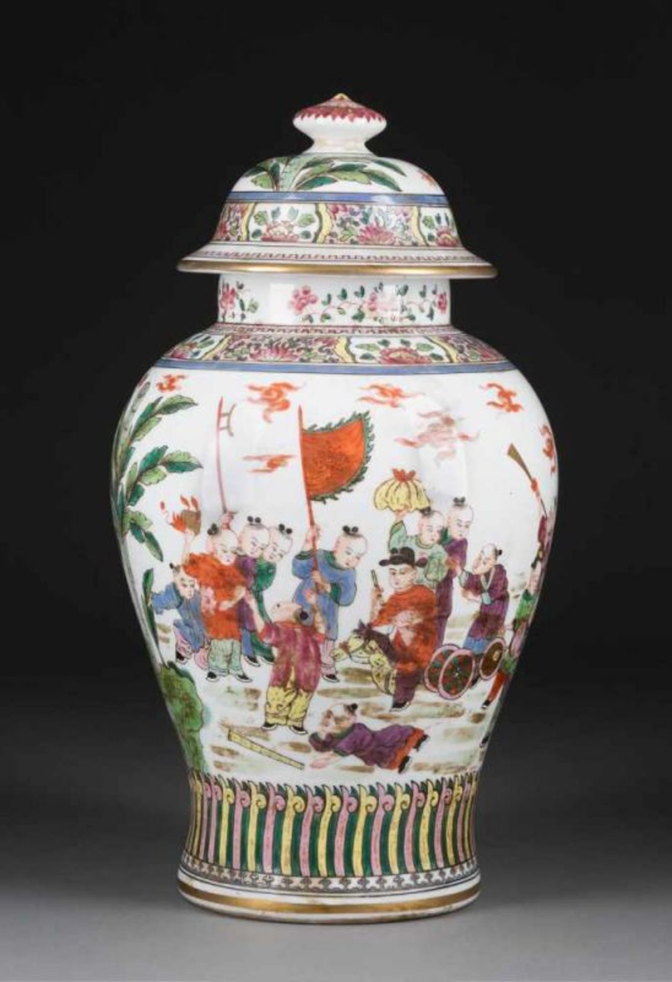 DECKELVASE China, wohl 19. Jh. Porzellan, polychrome Bemalung. H. ca. 45 cm. Figürliche Szene - Image 2 of 4