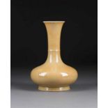 OCKERGELBE VASE China, 19. Jh. Porzellan. H. 23 cm. Im Boden Sechs-Zeichen-Marke 'Da-Qing Qianlong