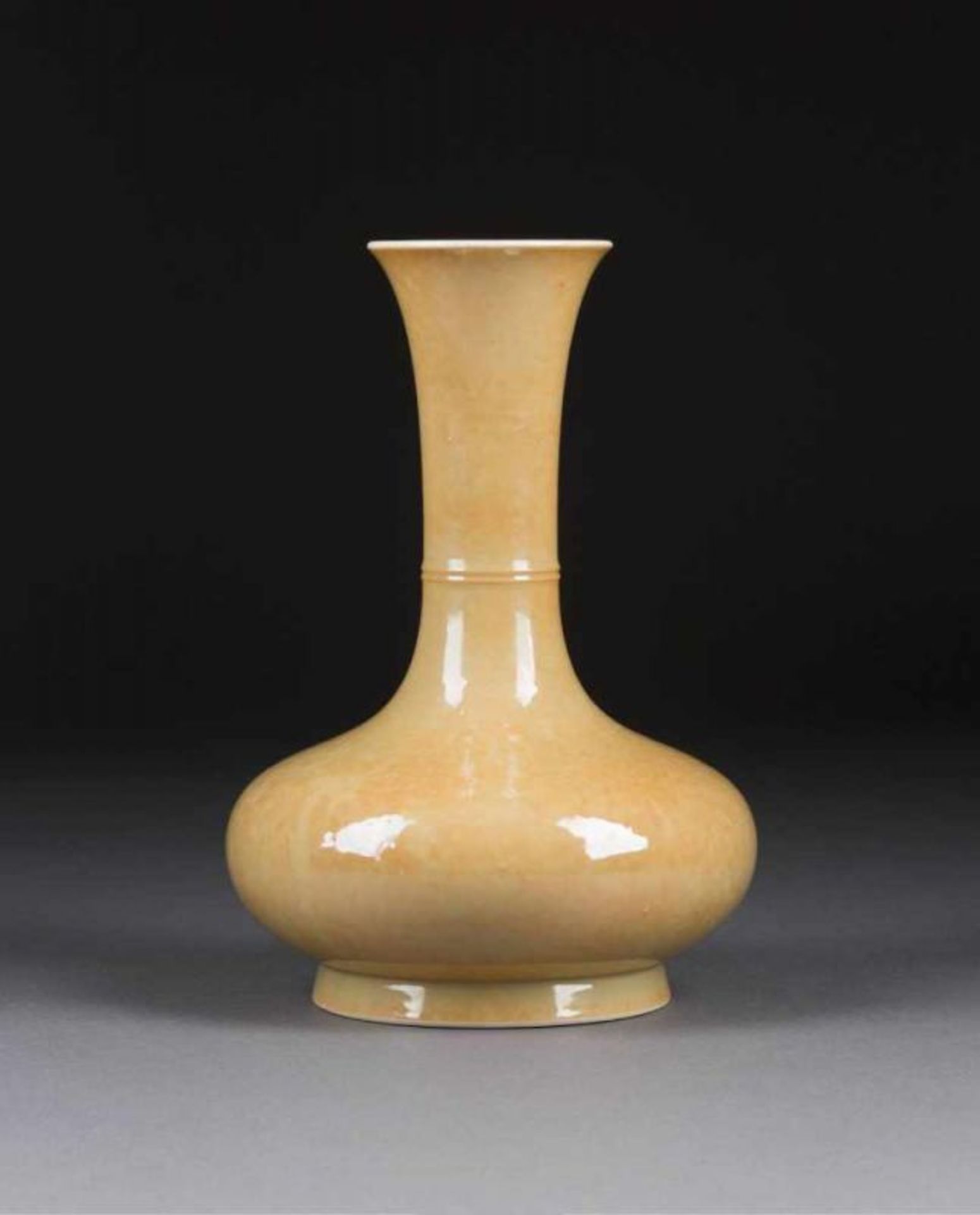 OCKERGELBE VASE China, 19. Jh. Porzellan. H. 23 cm. Im Boden Sechs-Zeichen-Marke 'Da-Qing Qianlong