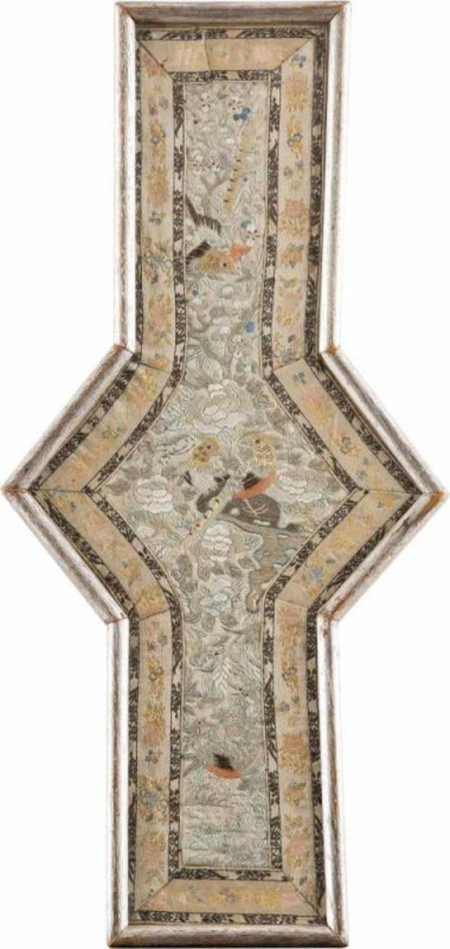 ZWEI SEIDENSTICKEREIEN China, 19. Jh. Seiden. SM. 24,4 cm × 17,7 cm (mit Drachendekor), H. (SM.)