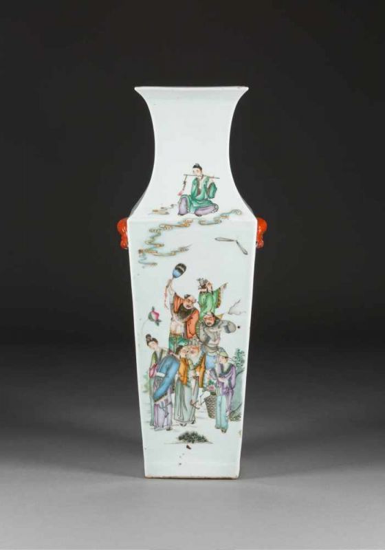 FEINE VIERECKIGE BODENVASE China, Republik-Zeit Porzellan, polychrome Aufglasurbemalung. H. 58,3 cm.