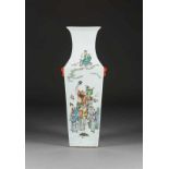 FEINE VIERECKIGE BODENVASE China, Republik-Zeit Porzellan, polychrome Aufglasurbemalung. H. 58,3 cm.