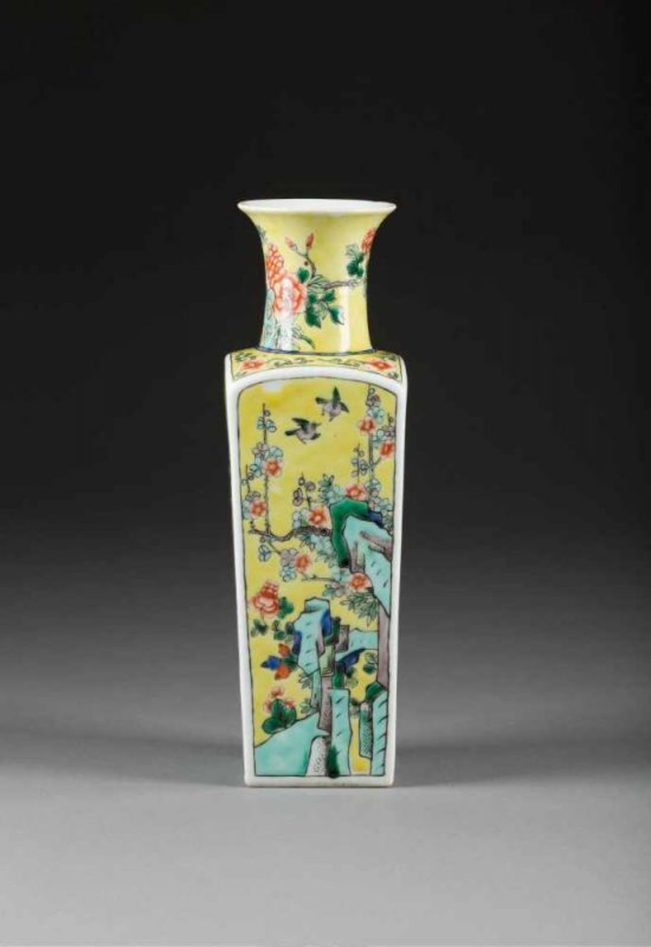 VIERKANTVASE MIT BLUMENDEKOR AUF GELBEM GRUND China, um 1900 Porzellan, polychrome Bemalung. H. 30 - Image 3 of 4