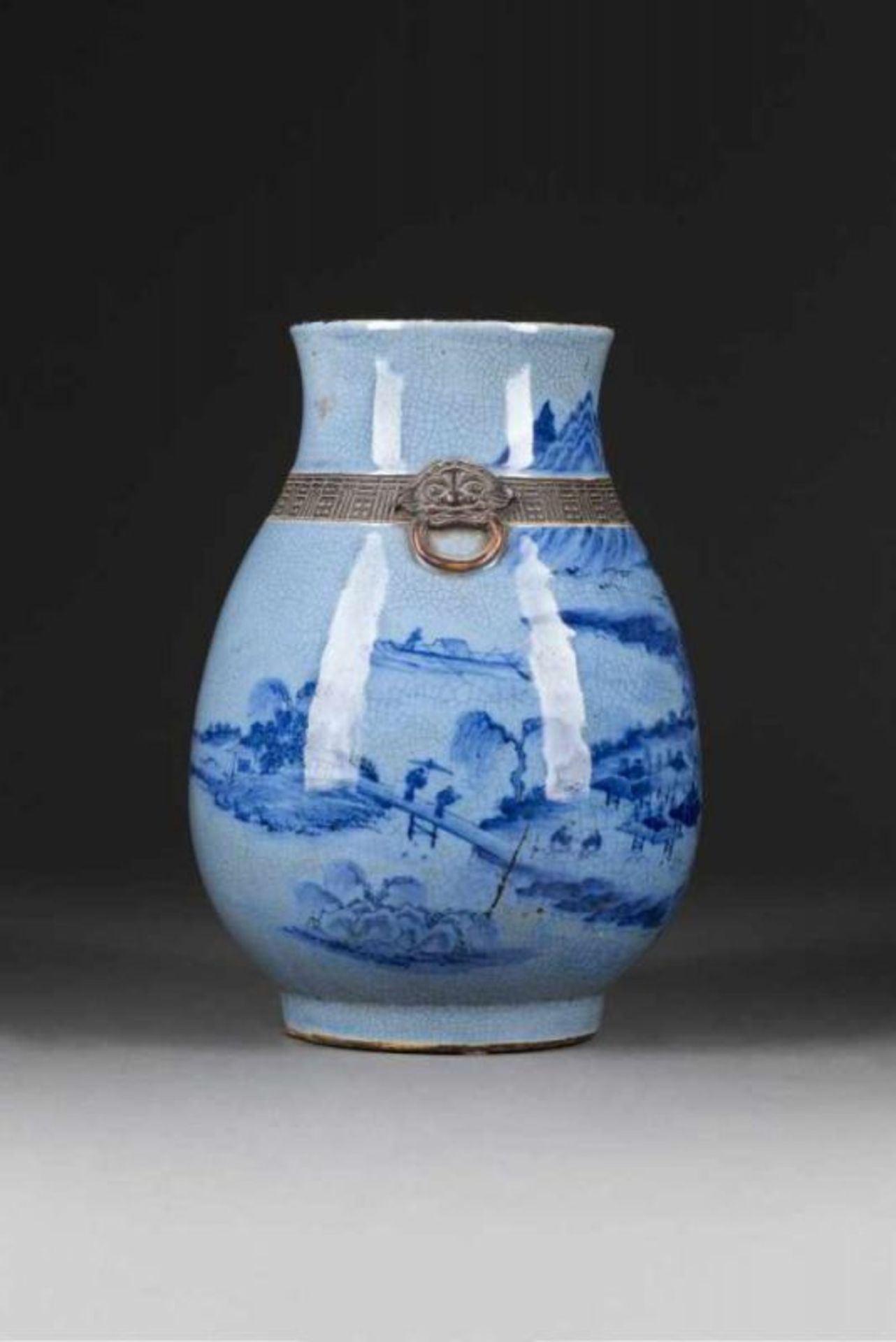 VASE MIT DEKOR VON BERGLANDSCHAFT China, wohl 19. Jh. Porzellan, craquelierte Glasur, Blaumalerei.