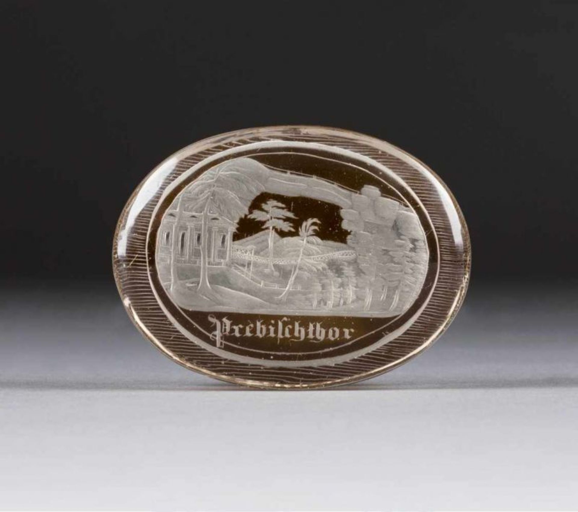 BRIEFBESCHWERER 'PREBISCHTOR' Böhmen, 1840-1860 Farbloses Glas, bräunlich Unterfangen, geschnitten