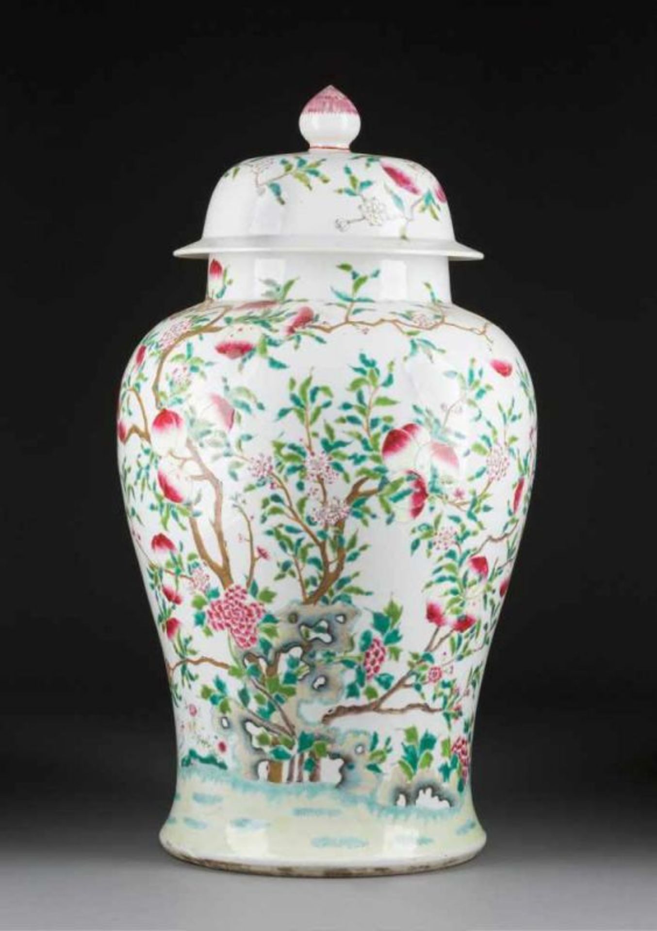 GROßE BODENVASE MIT PFIRSICHDEKOR China, 19. Jh. Porzellan, polychrome Bemalung. H. 68 cm. Im