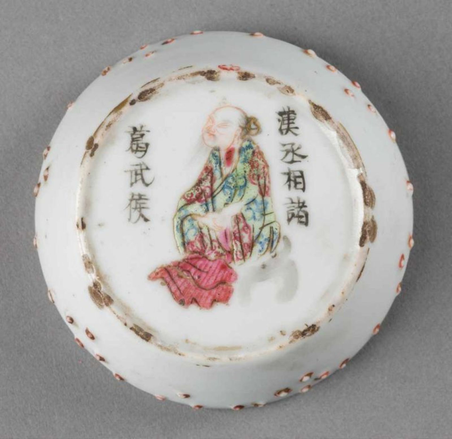 KLEINE DECKELDOSE UND KUMME China, um 1900 Porzellan, polychromer Aufglasurdekor. H. 4,5 cm-7 cm. - Image 3 of 3