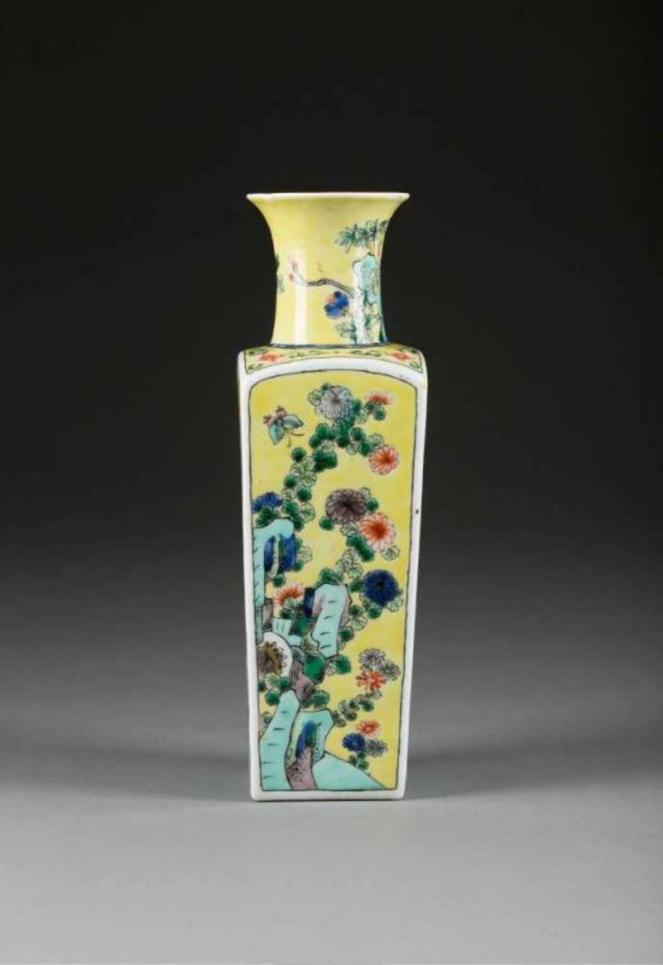 VIERKANTVASE MIT BLUMENDEKOR AUF GELBEM GRUND China, um 1900 Porzellan, polychrome Bemalung. H. 30 - Image 2 of 4