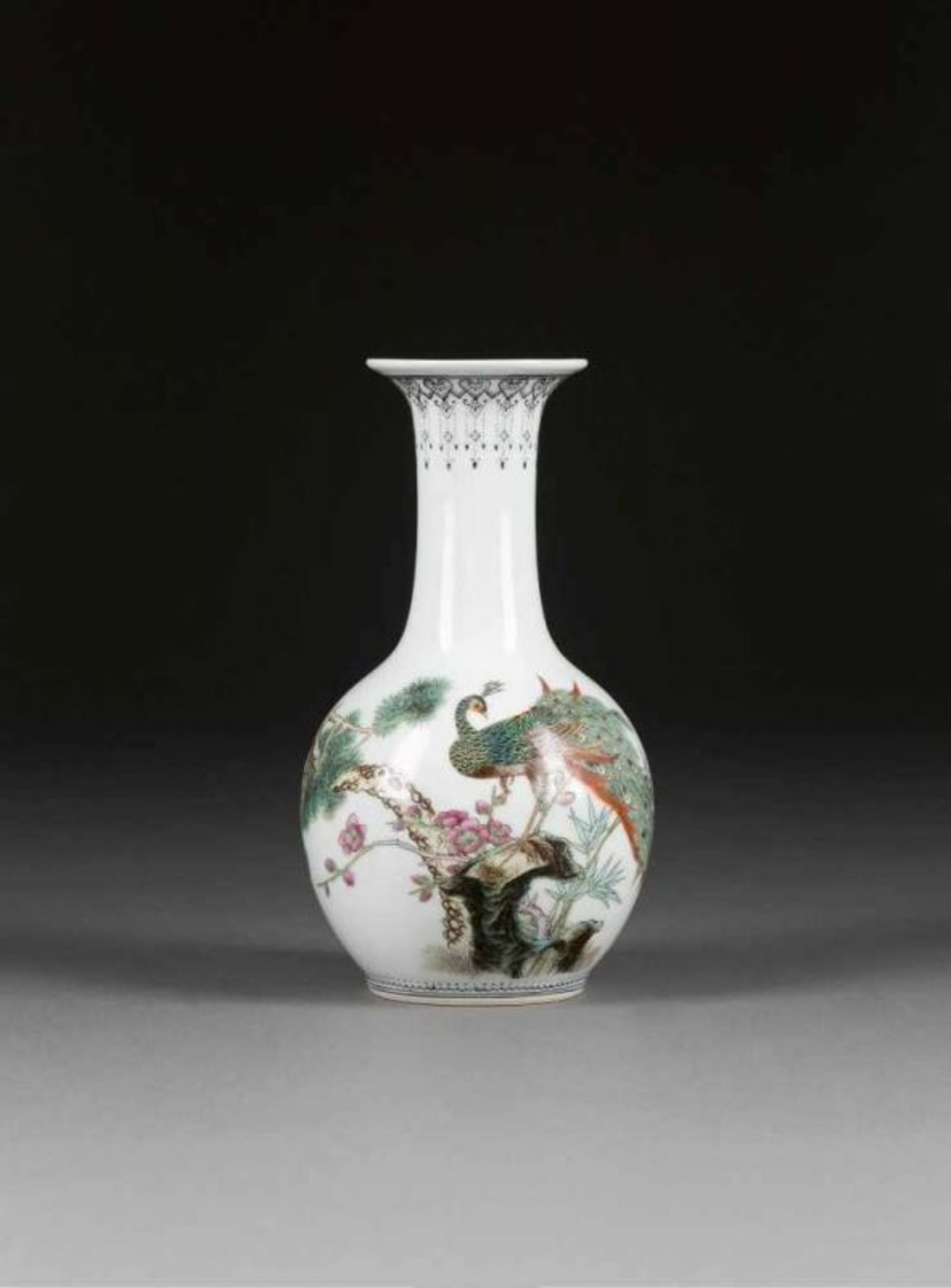 VASE MIT DEKOR VOM PFAU China, 20. Jh. Porzellan, polychrome Bemalung. H. 19,5 cm. Im Boden