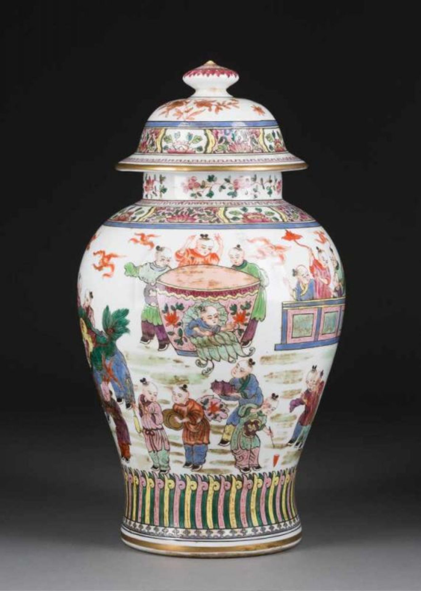 DECKELVASE China, wohl 19. Jh. Porzellan, polychrome Bemalung. H. ca. 45 cm. Figürliche Szene - Image 4 of 4