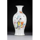 MEIPING-FÖRMIGE VASE MIT FIGÜRLICHER SZENE China, 20. Jh. Porzellan, polychrome Aufglasurbemalung.