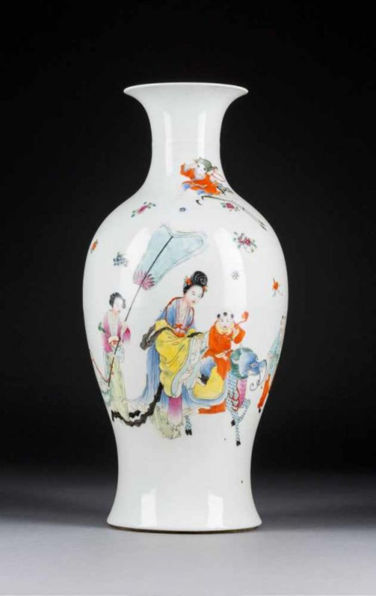 MEIPING-FÖRMIGE VASE MIT FIGÜRLICHER SZENE China, 20. Jh. Porzellan, polychrome Aufglasurbemalung.