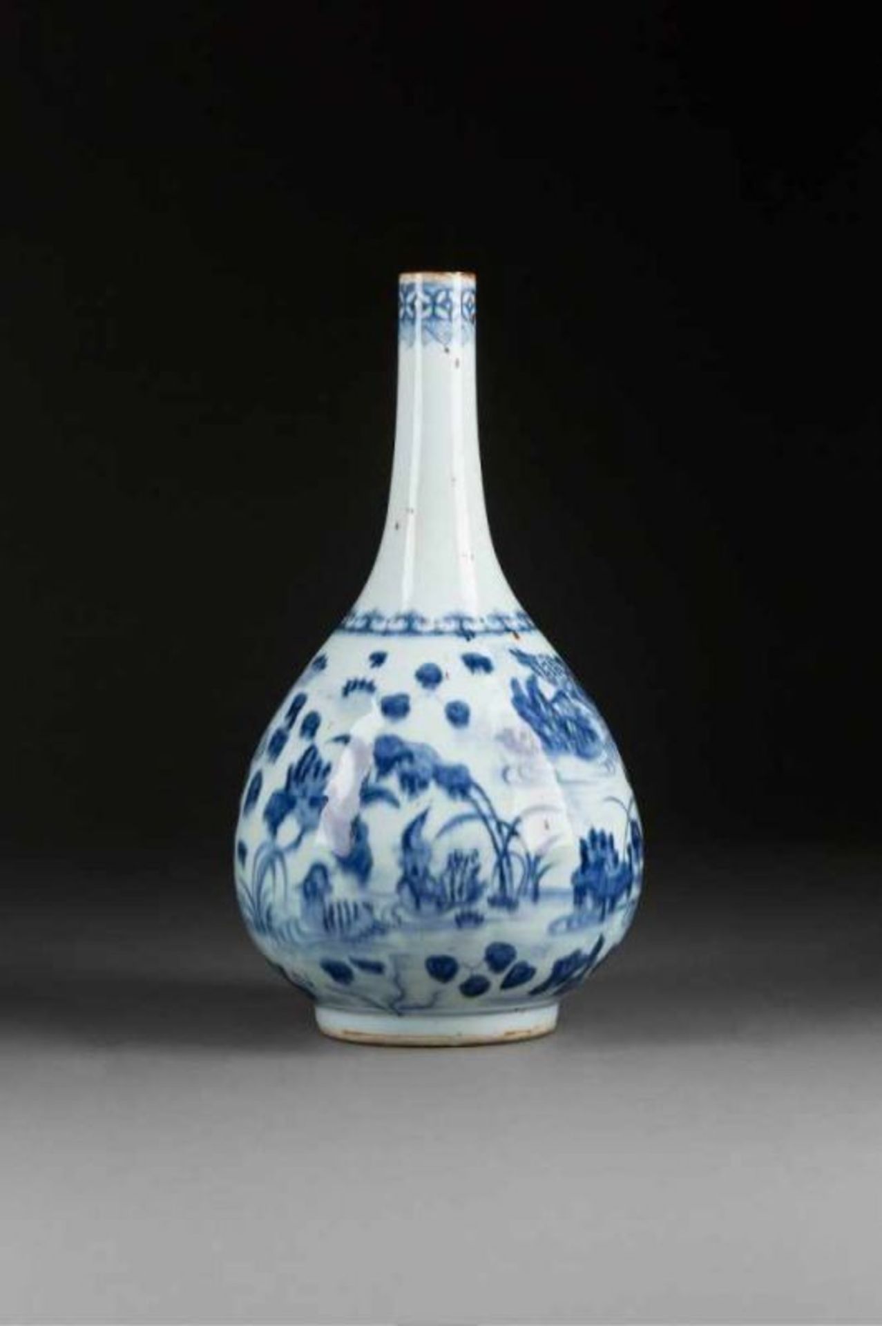 FLASCHENVASE China, Ming-Dynastie Porzellan, unterglasurblaue Bemalung, Mündung hellbraun - Image 2 of 2