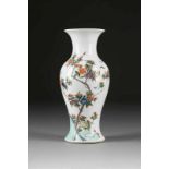 MEIPING-VASE MIT FLORALEM DOKOR China, 20. Jh. Porzellan, polychromer Aufglasurdekor. H. 26 cm. Im