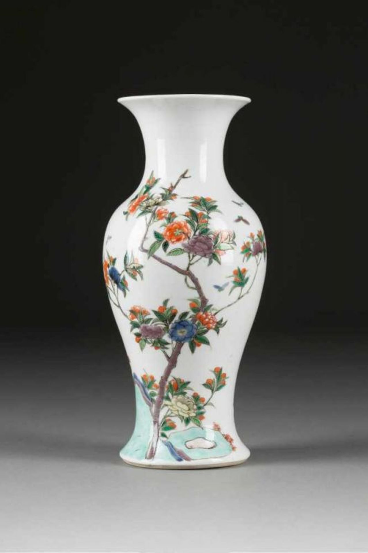 MEIPING-VASE MIT FLORALEM DOKOR China, 20. Jh. Porzellan, polychromer Aufglasurdekor. H. 26 cm. Im