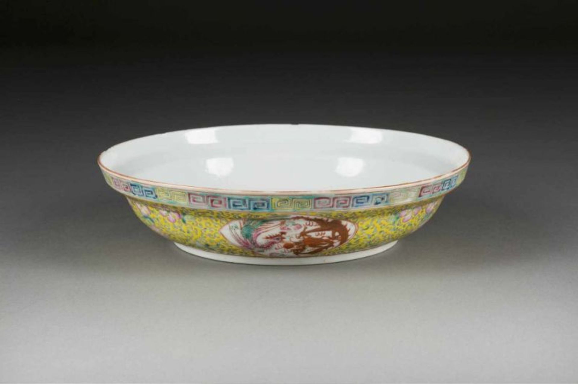 SCHALE MIR DRACHENDEKOR China, um 1900 Porzellan, polychrome Aufglasurbemalung, Goldstaffage. D.