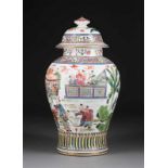 DECKELVASE China, wohl 19. Jh. Porzellan, polychrome Bemalung. H. ca. 45 cm. Figürliche Szene