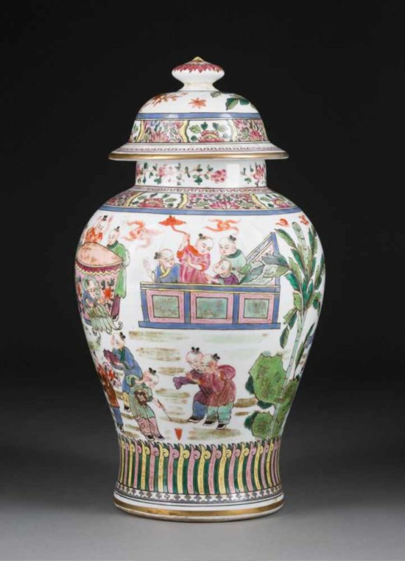 DECKELVASE China, wohl 19. Jh. Porzellan, polychrome Bemalung. H. ca. 45 cm. Figürliche Szene