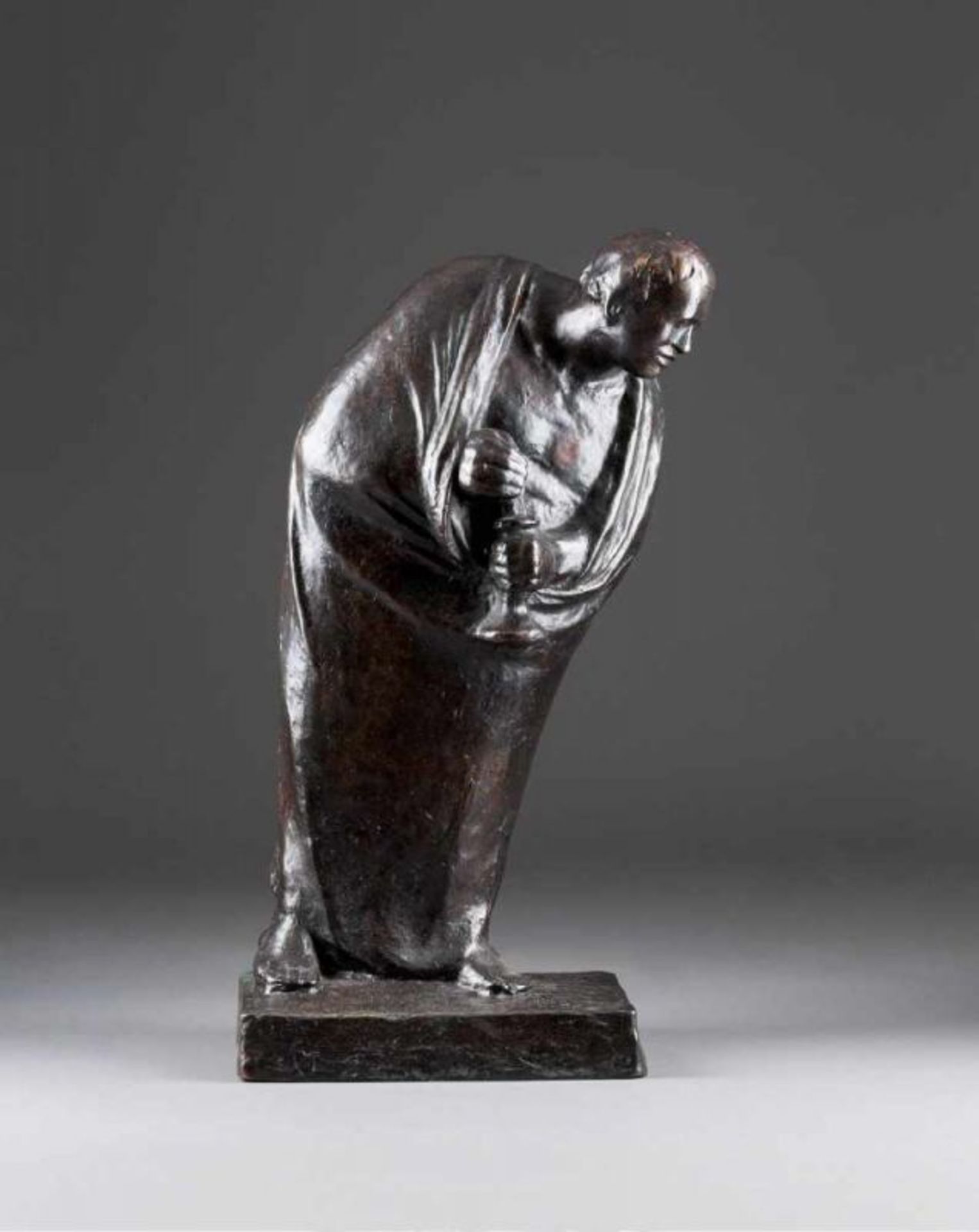 ERNST BARLACH 1870 Wedel - 1938 Rostock 'DER EINSAME' Bronze, dunkel patiniert. Ges.-H. 58,7 cm. Auf