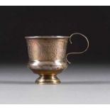 HENKELTASSE Russland, Moskau, 1880 Silber, graviert. H. 6,9 cm, 70 g. Punziert mit Stadtmarke,