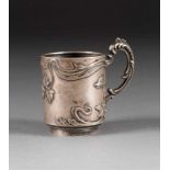 MASSIVE JUGENDSTIL-HENKELTASSE Russland, Moskau, Michael Tarasow, 1896-1908 Silber, teils reliefiert