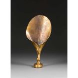PAUL WUNDERLICH 1927 Eberswalde - 2010 Saint-Pierre-de-Vassols BLATTLEUCHTER Bronze, vergoldet. H.