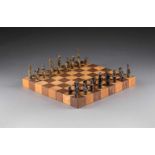 WOLFGANG FRISCHE 1946 Uedem SCHACHSPIEL Holz, insgesamt 32 Schachfiguren aus Bronze, 15 davon dunkel