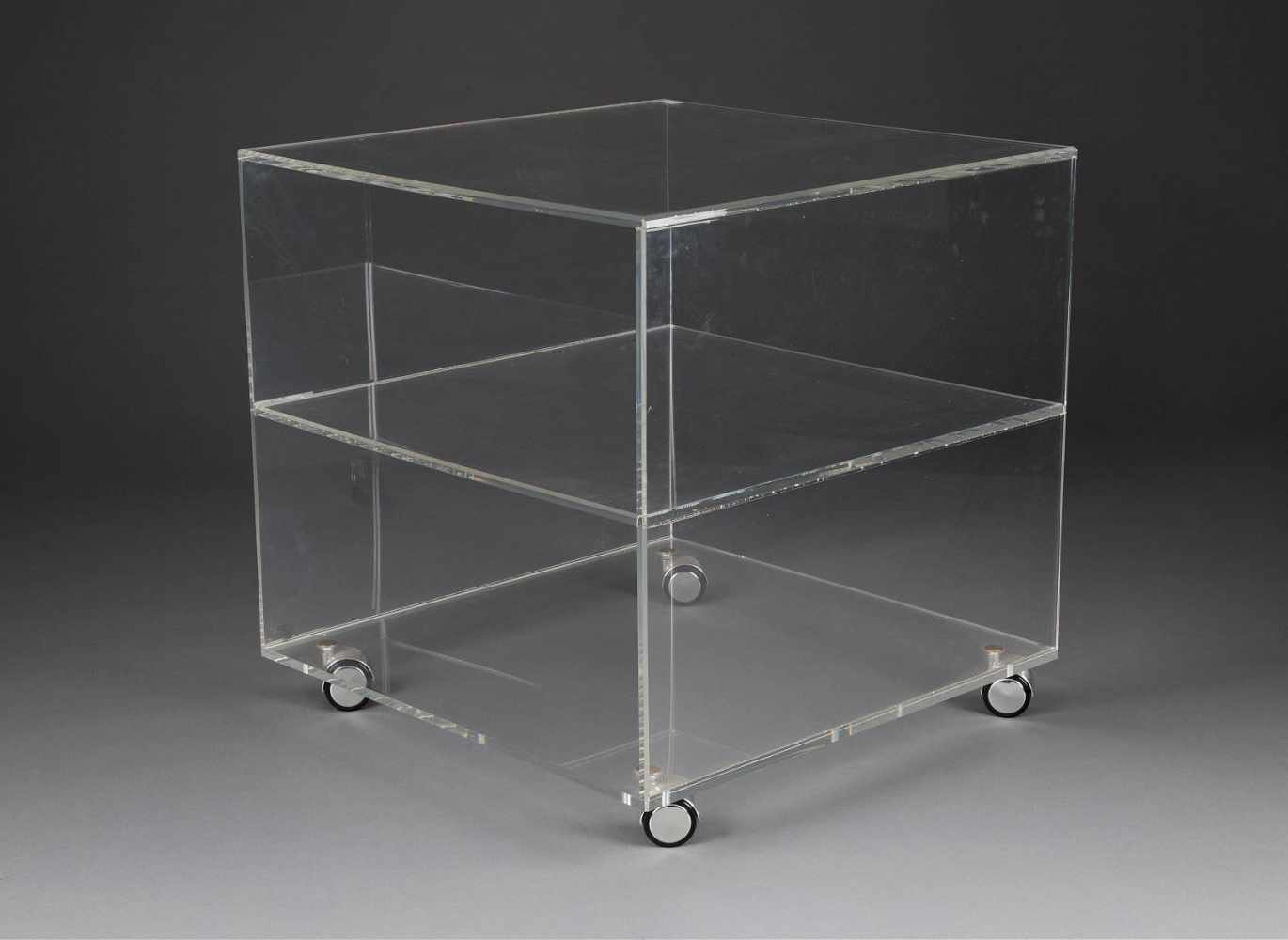 BEISTELLTISCH AUF ROLLEN Ende 20. Jh./ Anfang 21. Jh. Plexiglas. H. 60 cm, B. 60 cm. Part mit min.