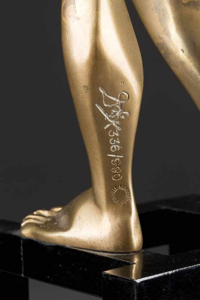 SALVADOR DALÍ 1904 Figueres, Girona - 1989 ebenda 'DER KUBISTISCHE ENGEL' Bronze, vergoldet. H. 37,5 - Image 2 of 2