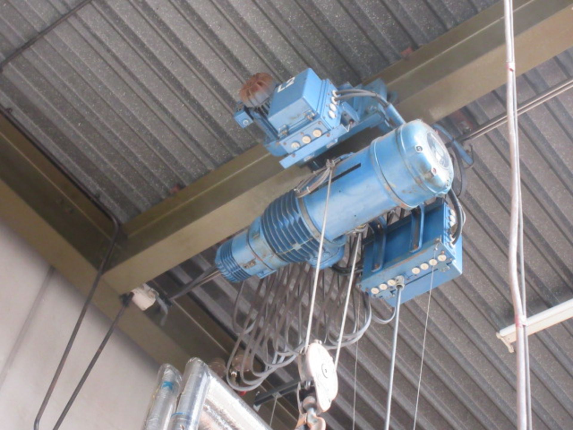 Demag crane hoist 2000kg capacity, under slung wire rope hoist, powered carriage and pendant control - Image 3 of 4