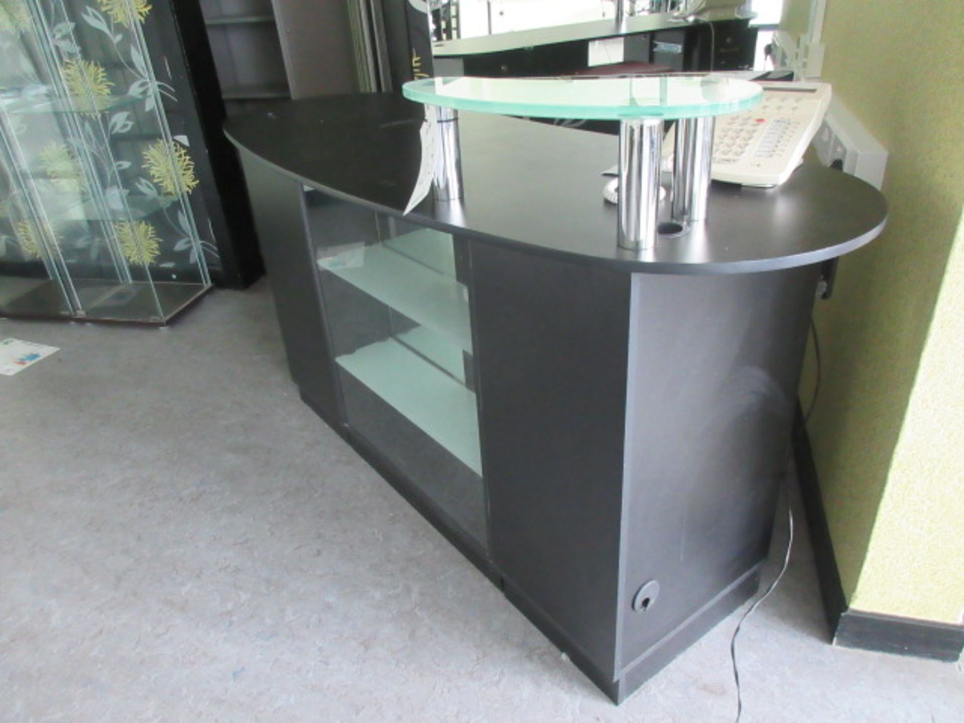 Hair Salon Reception Desk. Glass display shelves and rear draws. Stool Holehouse road. Hair Salon G9 - Bild 2 aus 4