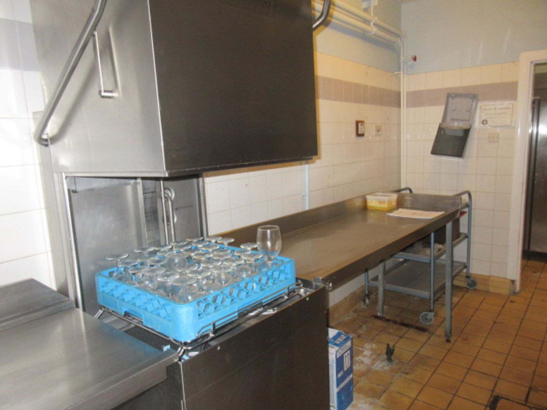 Hobart Catering Glass / Dishwasher. Lift up canopy. Stainless steel off load table to right - Image 2 of 2