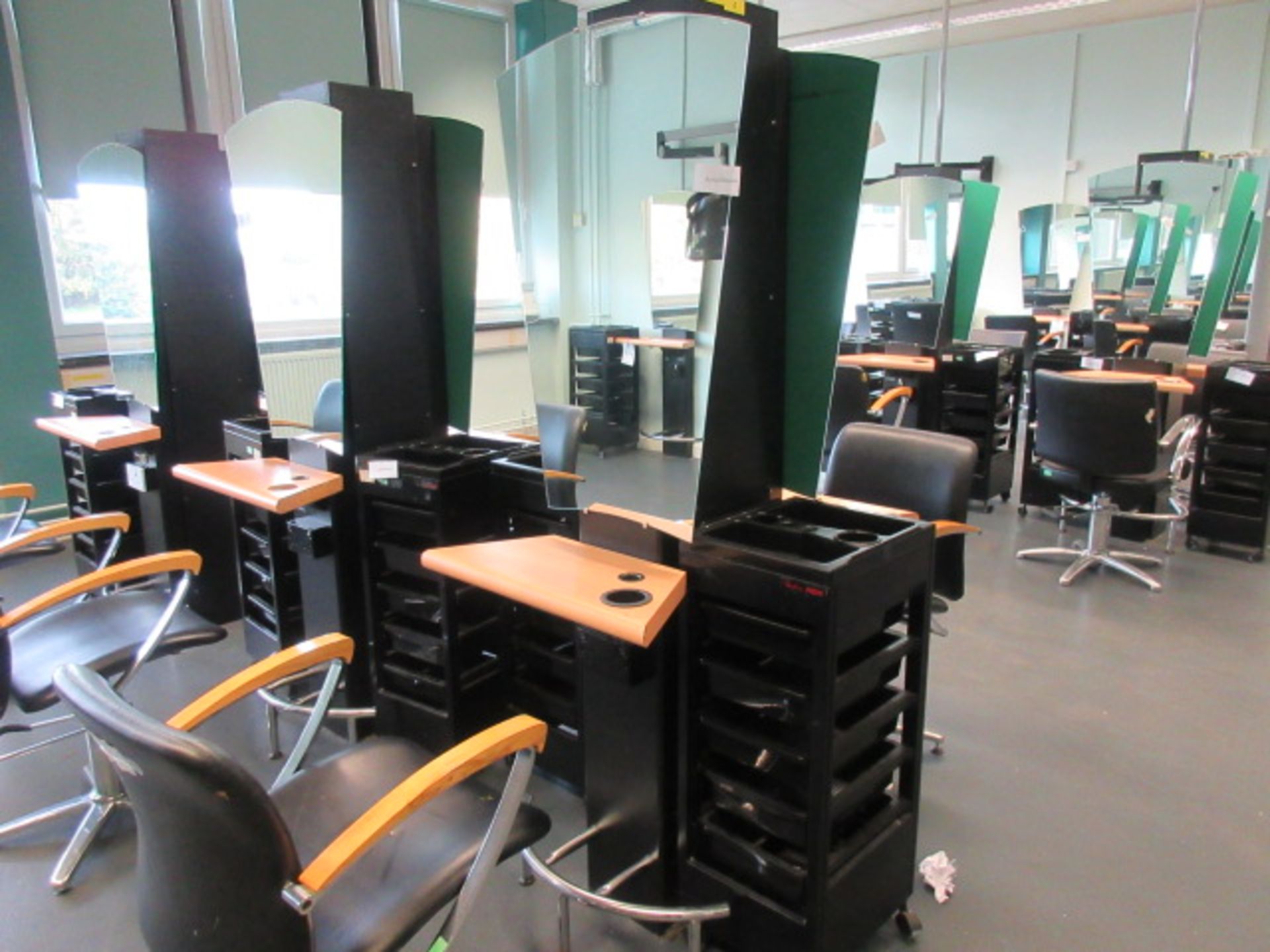 Salon Hair Stylist Double Mirror Frame Stand. Floor standing. Double electric socket on each side. 2 - Bild 2 aus 2