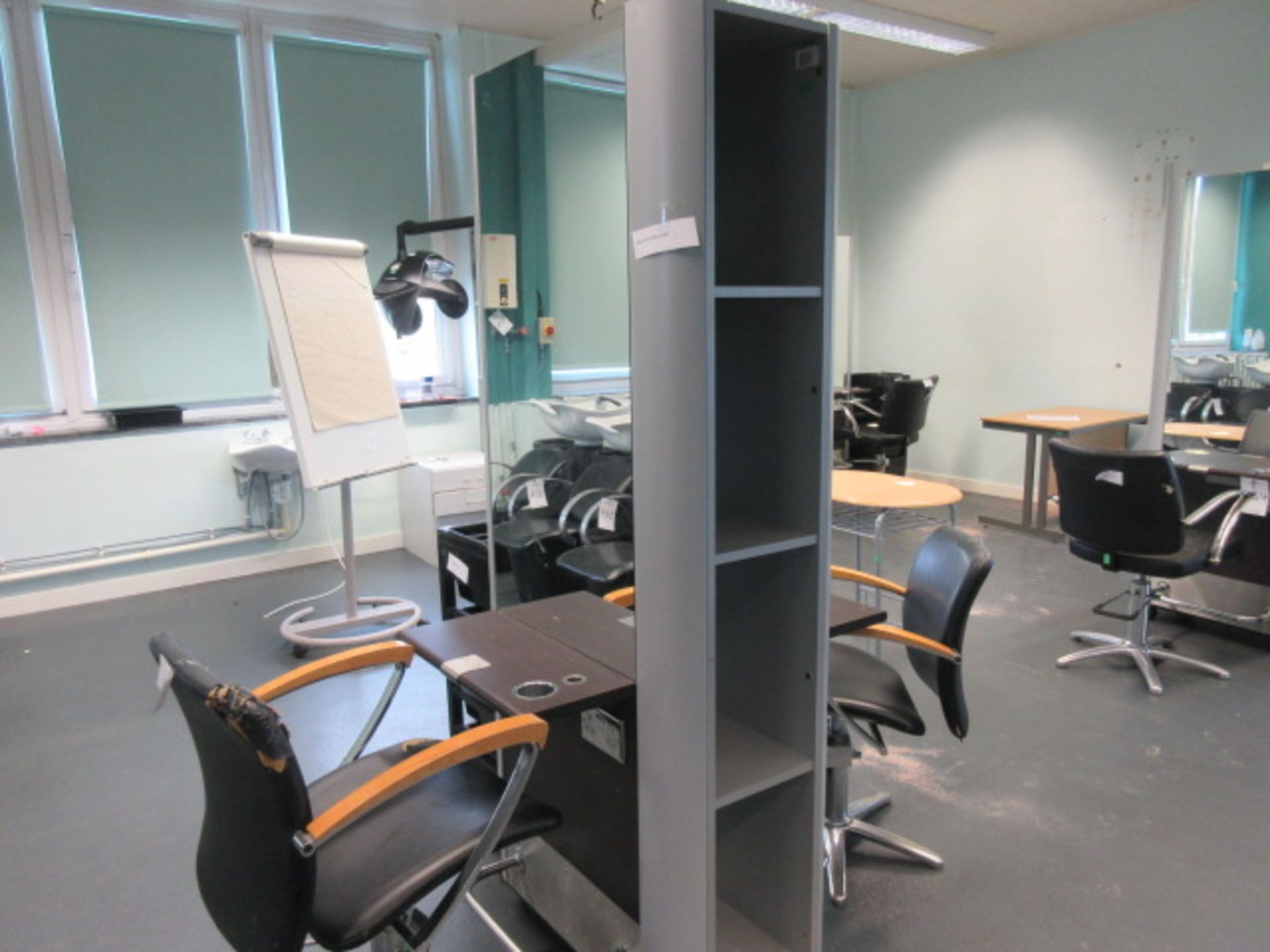 Salon Hair Stylist Double Mirror Frame Stand. Mobile unit. Double electric socket on each side. 2 - Bild 2 aus 2