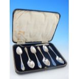 A cased set of 6 silver grapefruit spoons, and knife, Sheffield 1933, shaped handle,