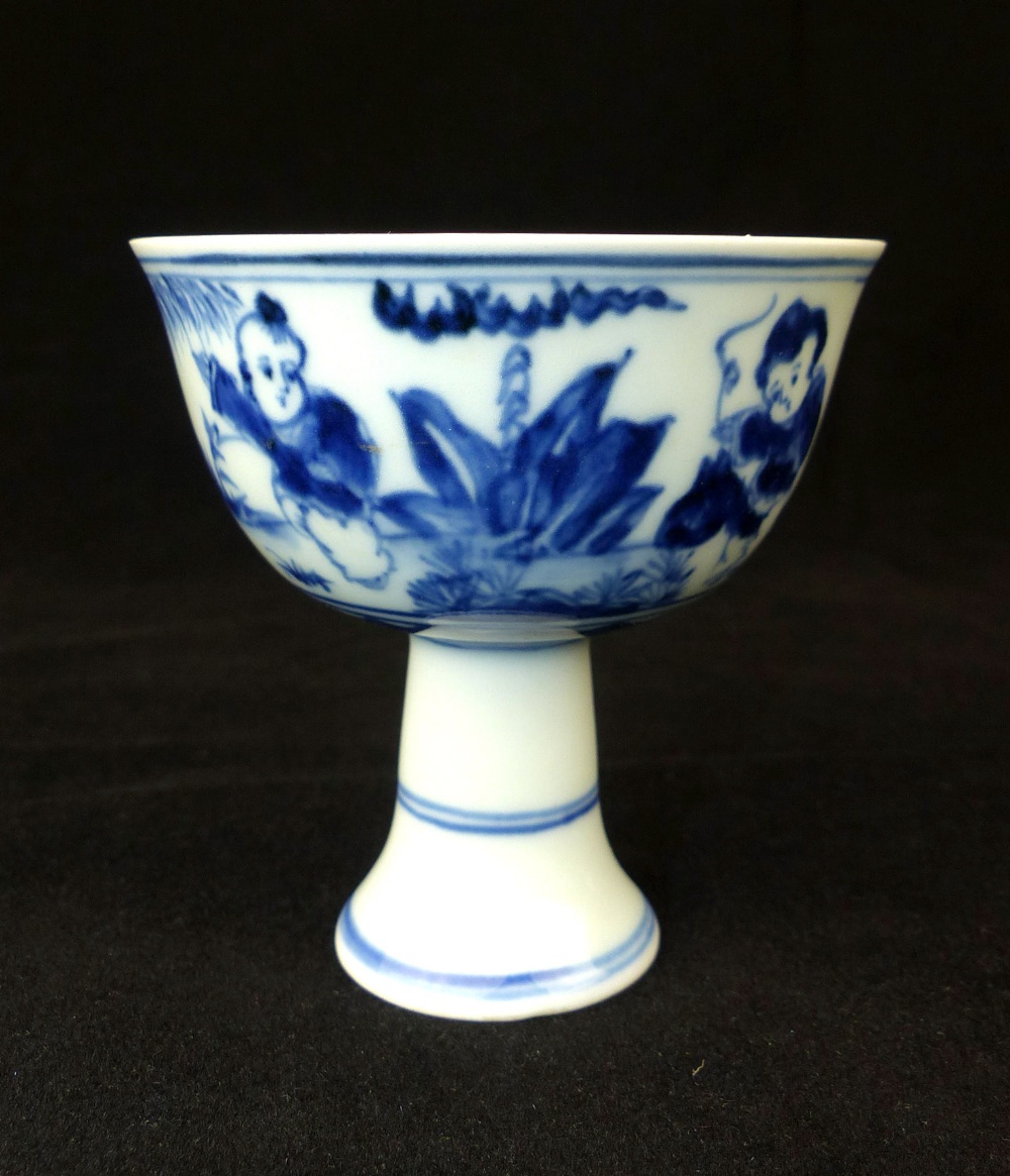 Chinese toasting cup, blue and white glaze, central sun with character marks,