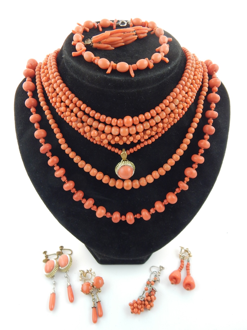 Early 20th century coral cluster necklace, 39cm l, with a small quantity of similar coral jewellery,