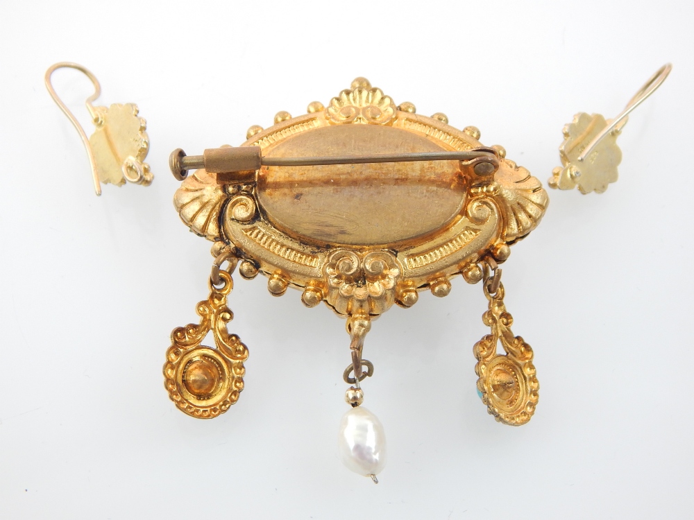 Gilt metal brooch, hollow pierced with a baroque pearl drop, with a pair of ear-drops, - Image 4 of 6