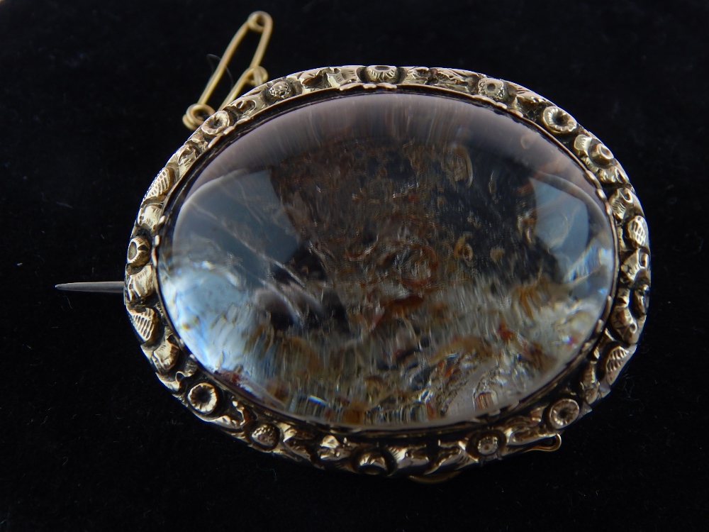 Late Victorian agate brooch, with gilt metal mounts, - Image 3 of 6