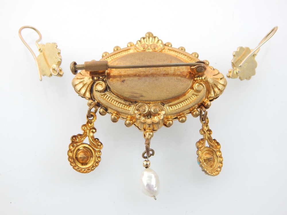 Gilt metal brooch, hollow pierced with a baroque pearl drop, with a pair of ear-drops, - Image 3 of 6