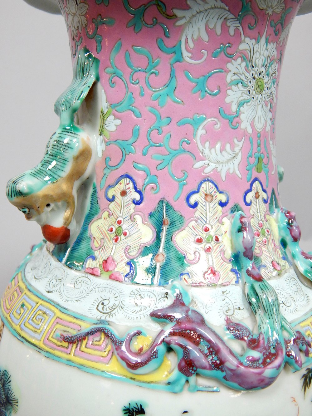 Late 19th / early 20th century Chinese porcelain vase, famille verte, decorated with a continuous - Bild 3 aus 5