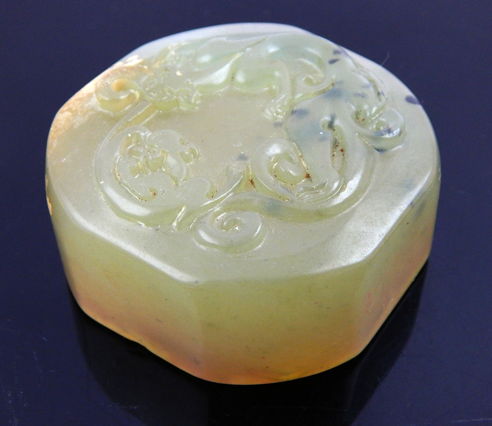 Oriental octagonal green jade seal, dragon carving to top 5.2cm w - Bild 2 aus 3